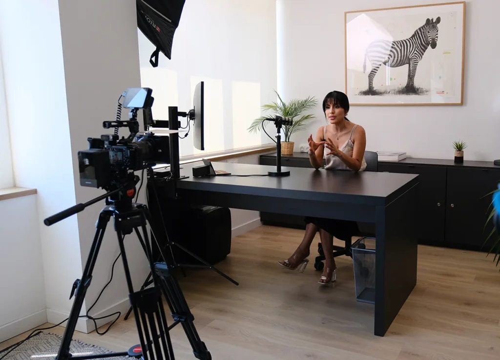 Carolina Alvarado, fundadora de C•A Academy, graba un episodio del podcast CEO del Espejo sobre liderazgo femenino en la industria del maquillaje