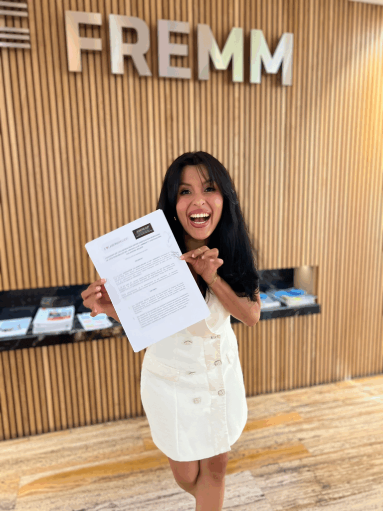 Carolina Alvarado muestra con alegría el convenio firmado entre AMMAP y Colabora Mujer en FREMM.