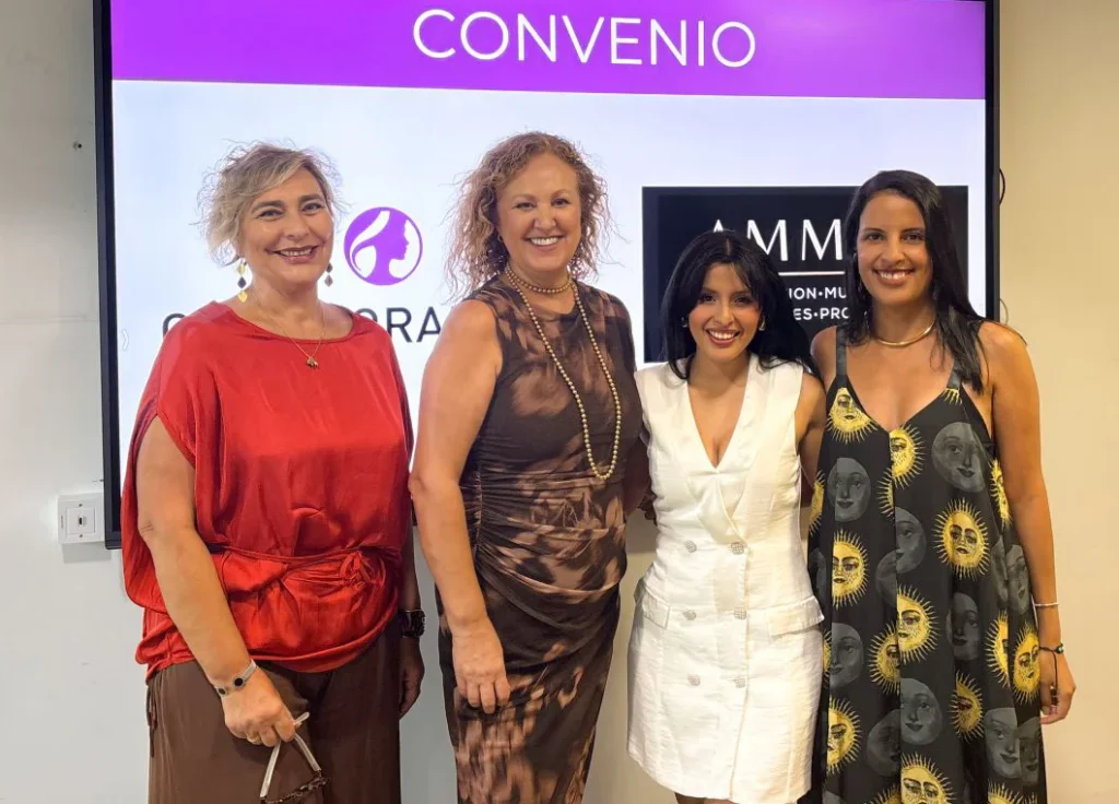 Directivas de AMMAP y Colabora Mujer celebran la firma del convenio en Murcia.