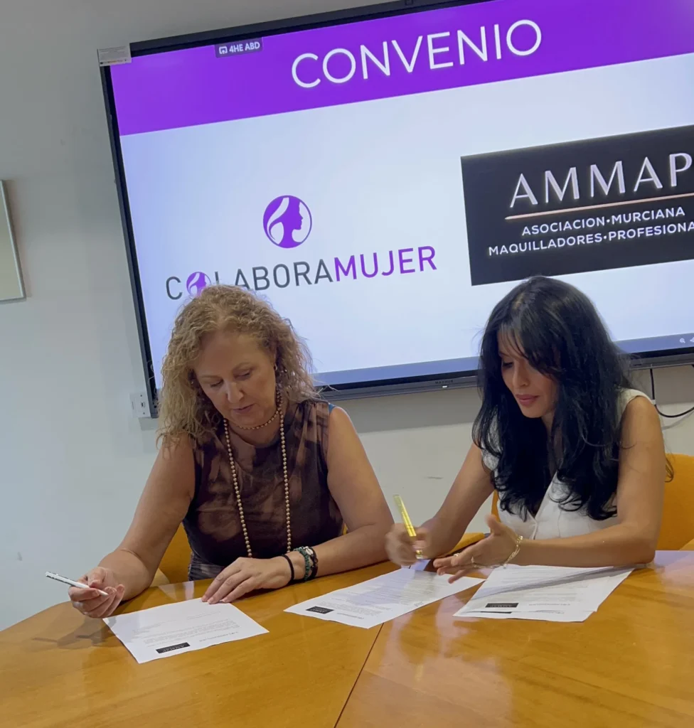 Firma del convenio entre AMMAP y Colabora Mujer para impulsar el liderazgo femenino.