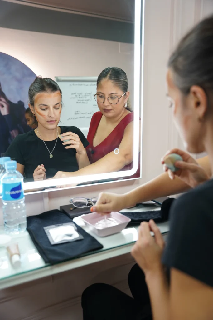 Detalle de técnica de piel aplicada por una alumna de C.A. Academy Madrid durante su curso de maquillaje profesional.
