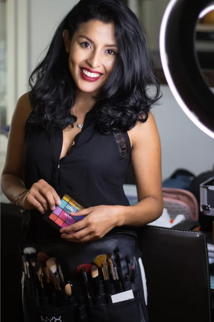 Carolina Alvarado fundadora de CA Academy maquilladora profesional con kit de maquillaje y visión empresarial