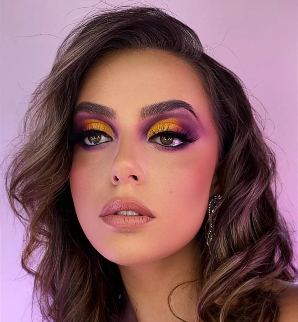 Maquillaje de ojos colorido difuminado tendencia 2026