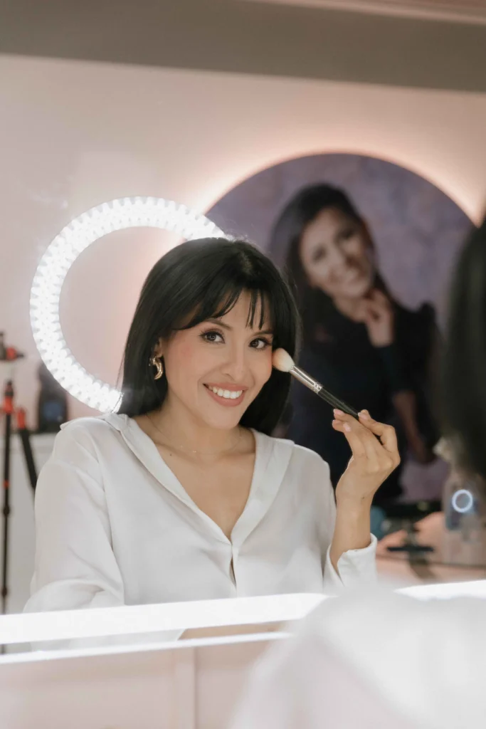 Maquilladora profesional formándose en maquillaje y nuevas tecnologías aplicadas al negocio beauty
