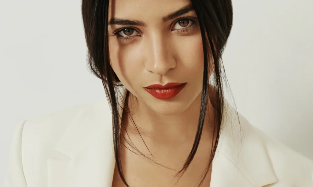 Maquillaje profesional con piel natural y luminosa inspirado en la tendencia Pantone 2026 Cloud Dancer