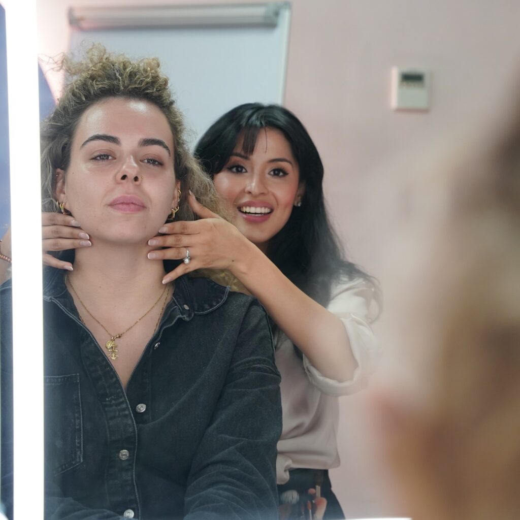 Mentora de maquillaje acompañando a una alumna durante su proceso de aprendizaje profesional