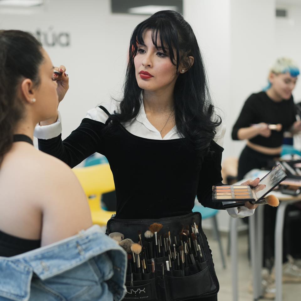Mentora de C•A Academy enseñando técnica de maquillaje profesional a una alumna en clase presencial