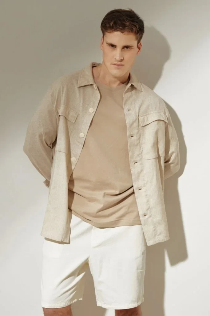 Moda neutra y minimalista inspirada en Pantone 2026 Cloud Dancer y su influencia en la imagen profesional