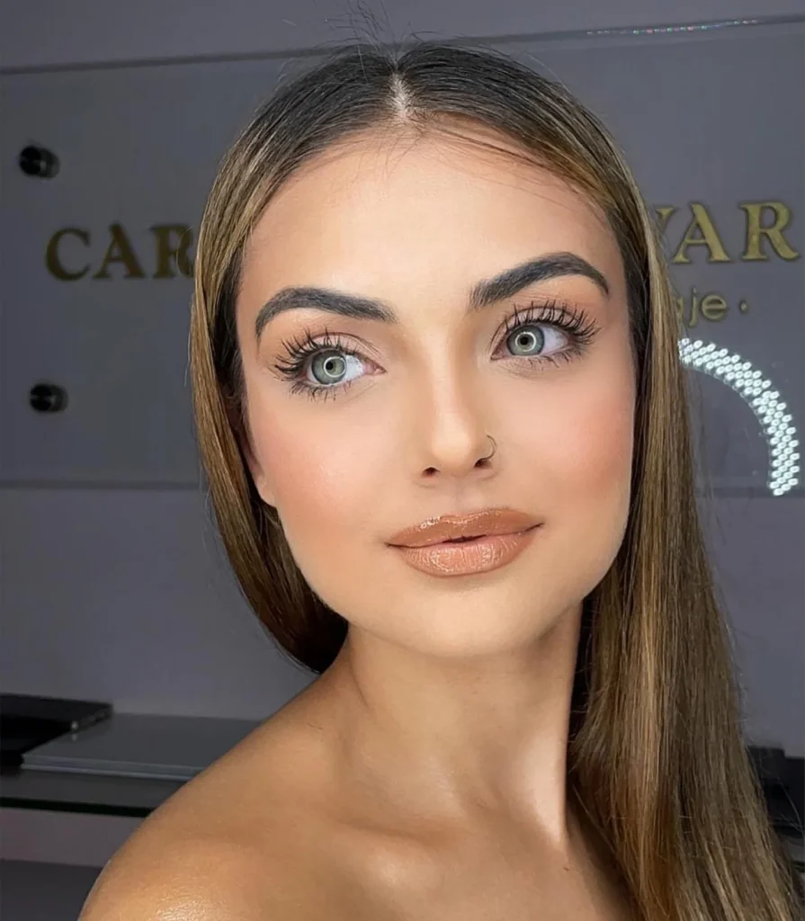 Maquillaje subtle glam noventero con piel natural y labios glossy