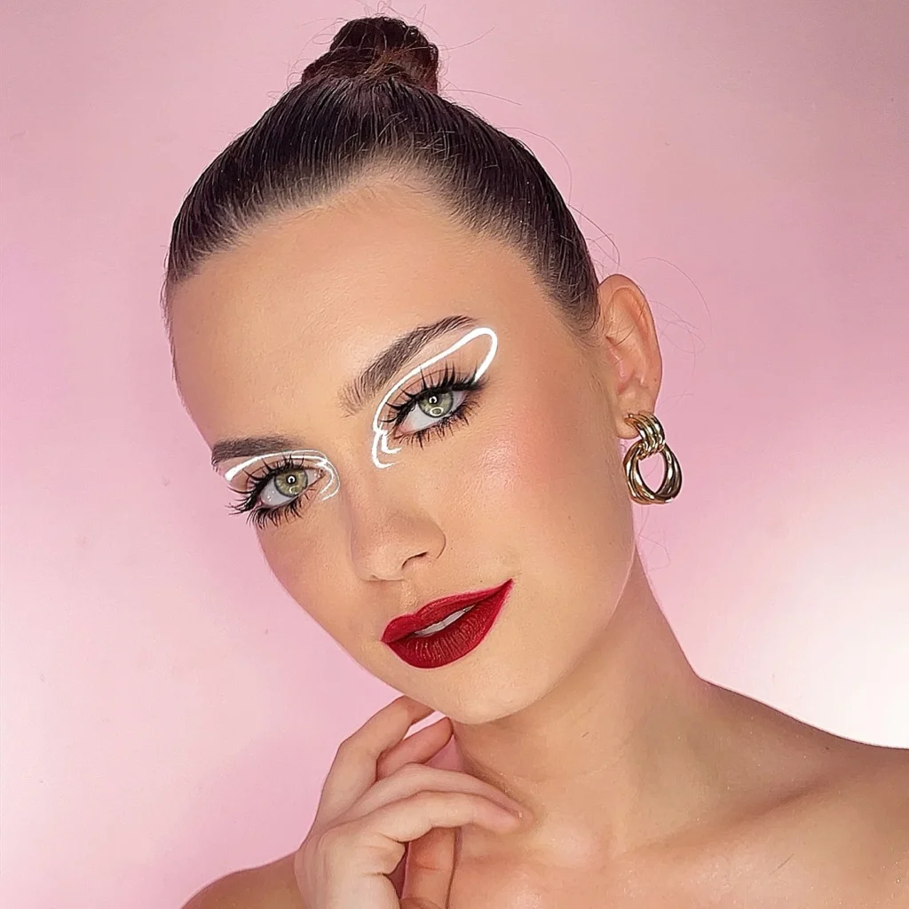 Delineado gráfico futurista blanco tendencia maquillaje 2026