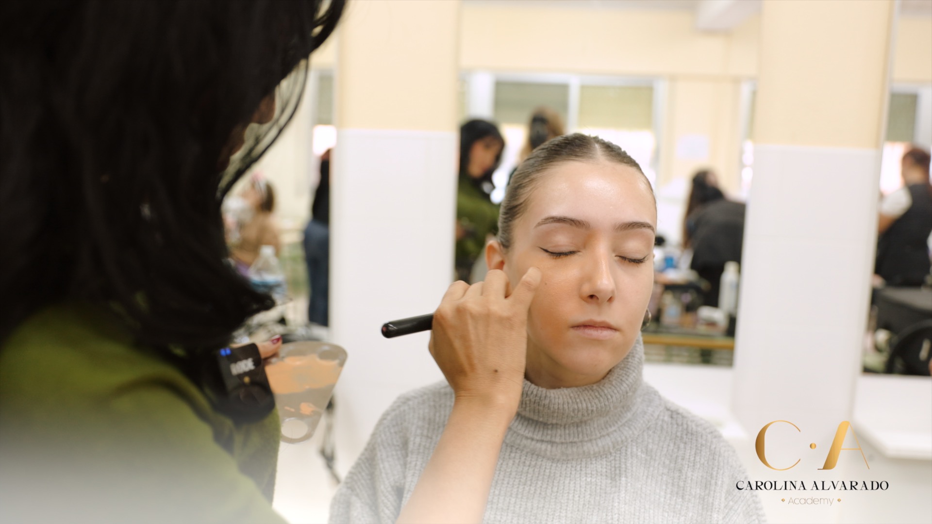 Carolina Alvarado enseñando técnicas de maquillaje profesional a una alumna para atraer clientas y vivir del maquillaje como maquilladora autónoma