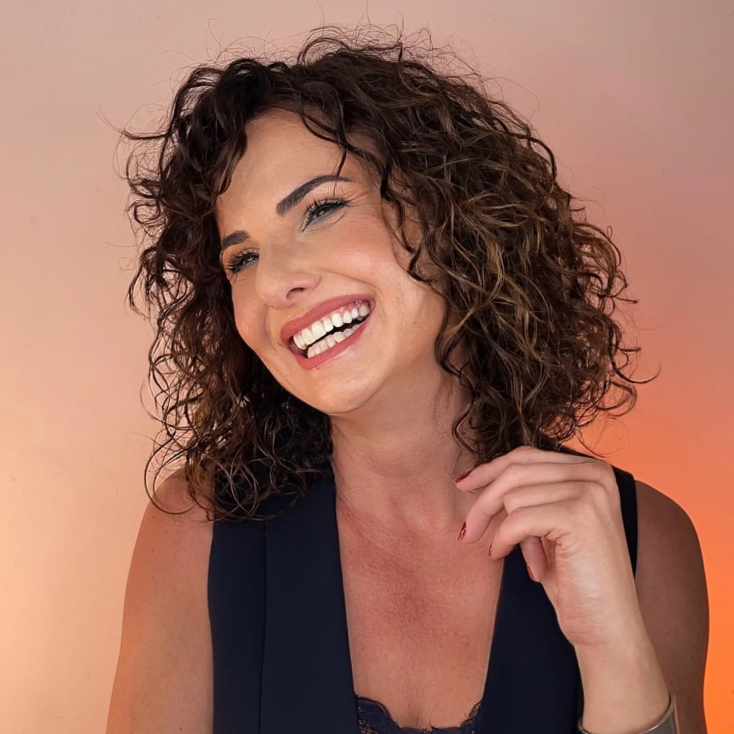 Maquillaje profesional para piel madura con acabado natural y luminoso