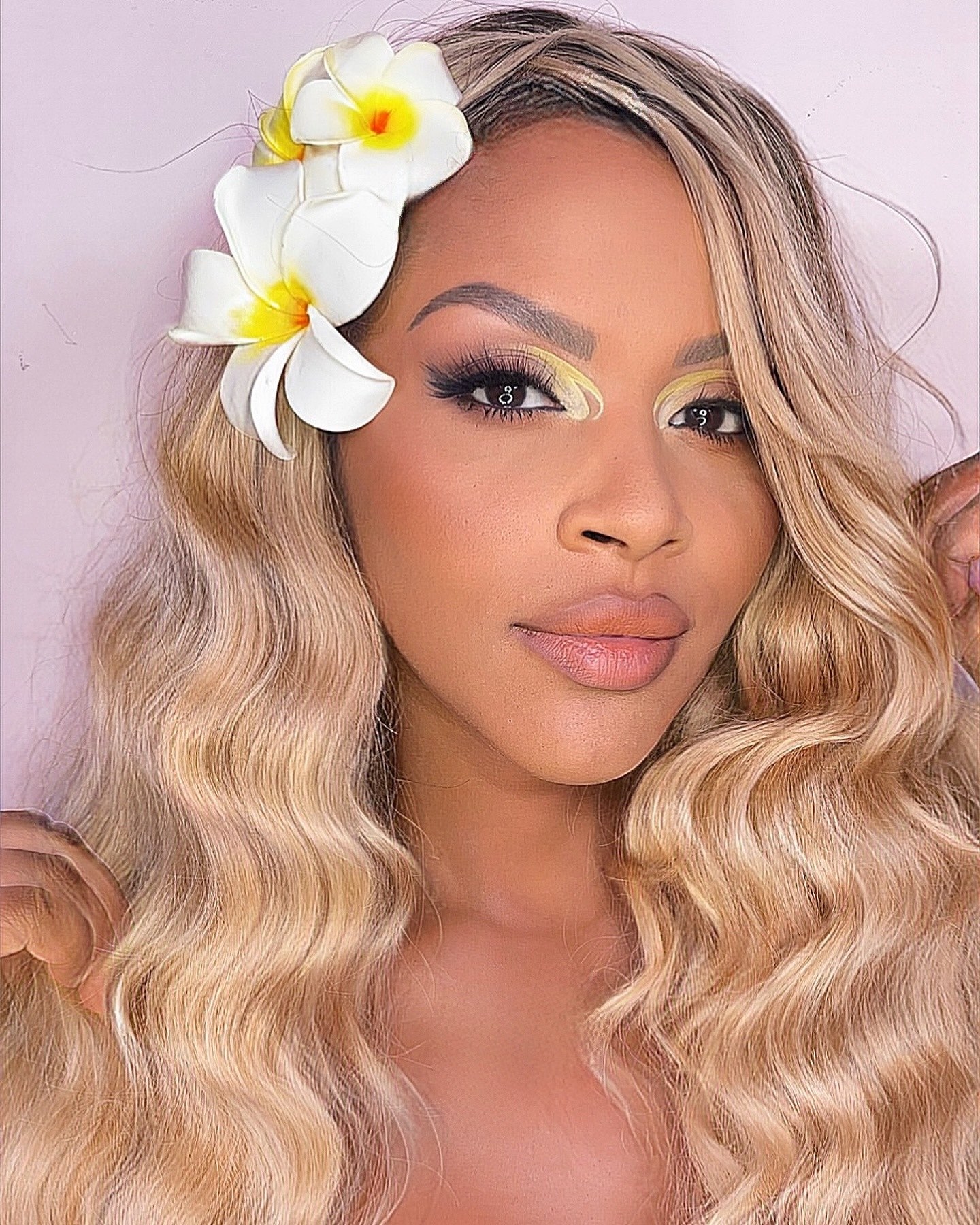Look de maquillaje profesional natural para piel latina