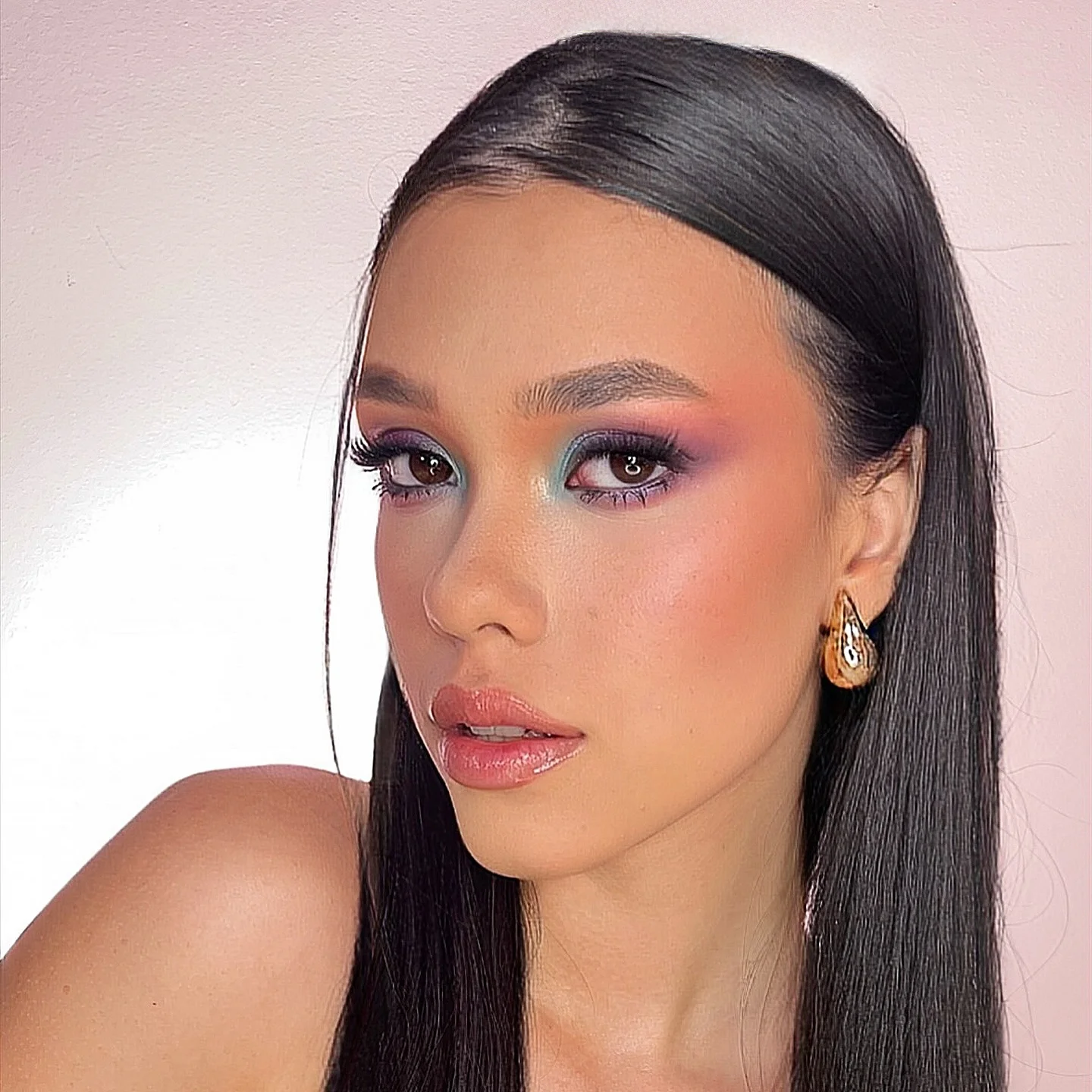 Maquillaje beauty editorial con piel luminosa y sombras rosadas para portafolio de maquilladora profesional
