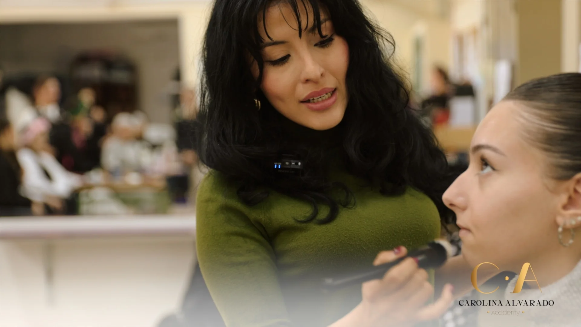 Práctica de maquillaje profesional en CA Academy como base para vivir del maquillaje y atraer clientas como maquilladora freelance