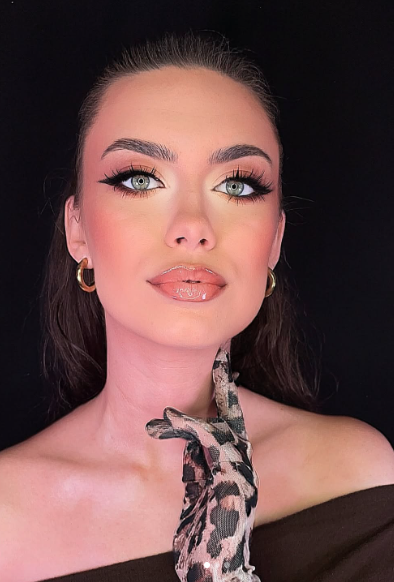 Modelo con maquillaje profesional editorial realizado en formación de carrera profesional de maquillaje en C•A Academy España