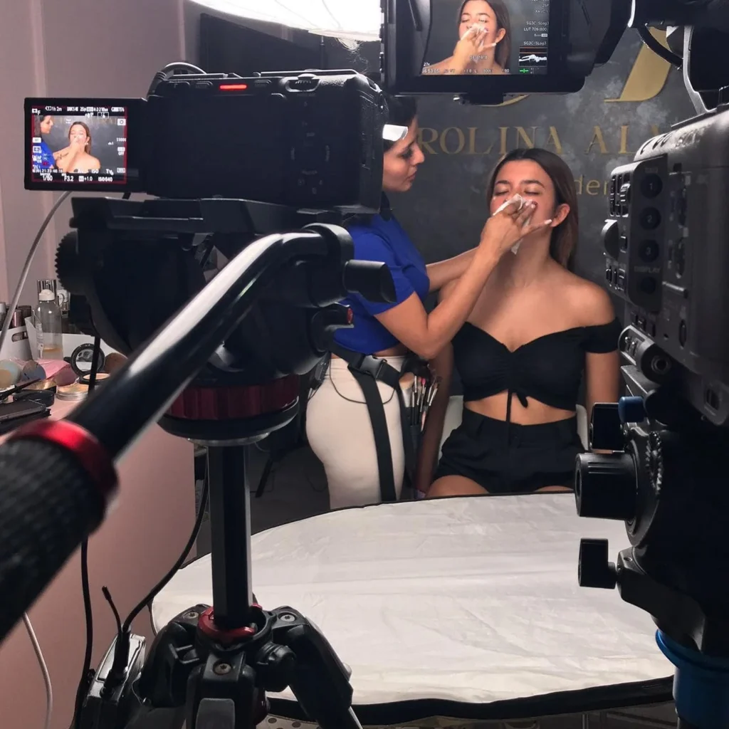 Grabación de clase online de maquillaje profesional con equipo audiovisual y demostración práctica en modelo