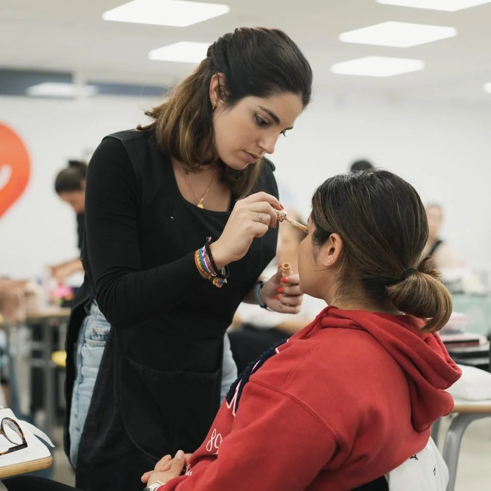 Clase presencial de maquillaje profesional en CA Academy con mentora y modelo real