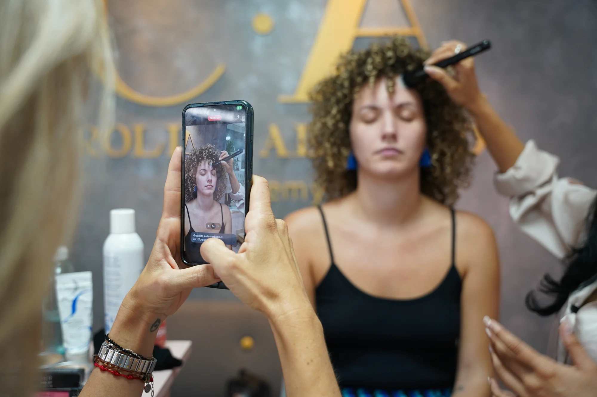 Formación práctica de maquillaje profesional en vivo con grabación de contenido dentro de C·A Academy