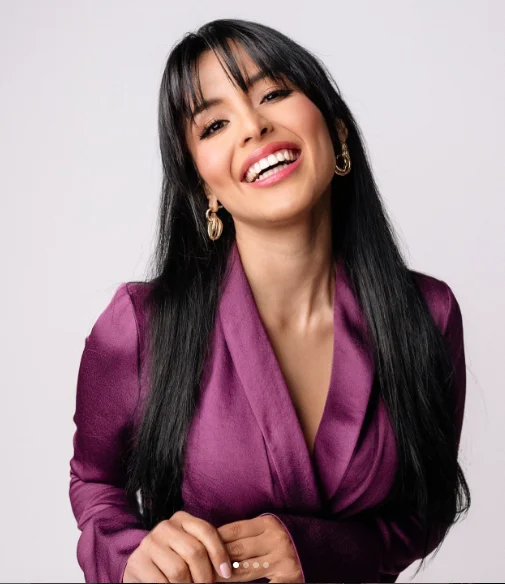 Maquilladora profesional con imagen cuidada y visión empresarial para construir una carrera rentable más allá de Instagram