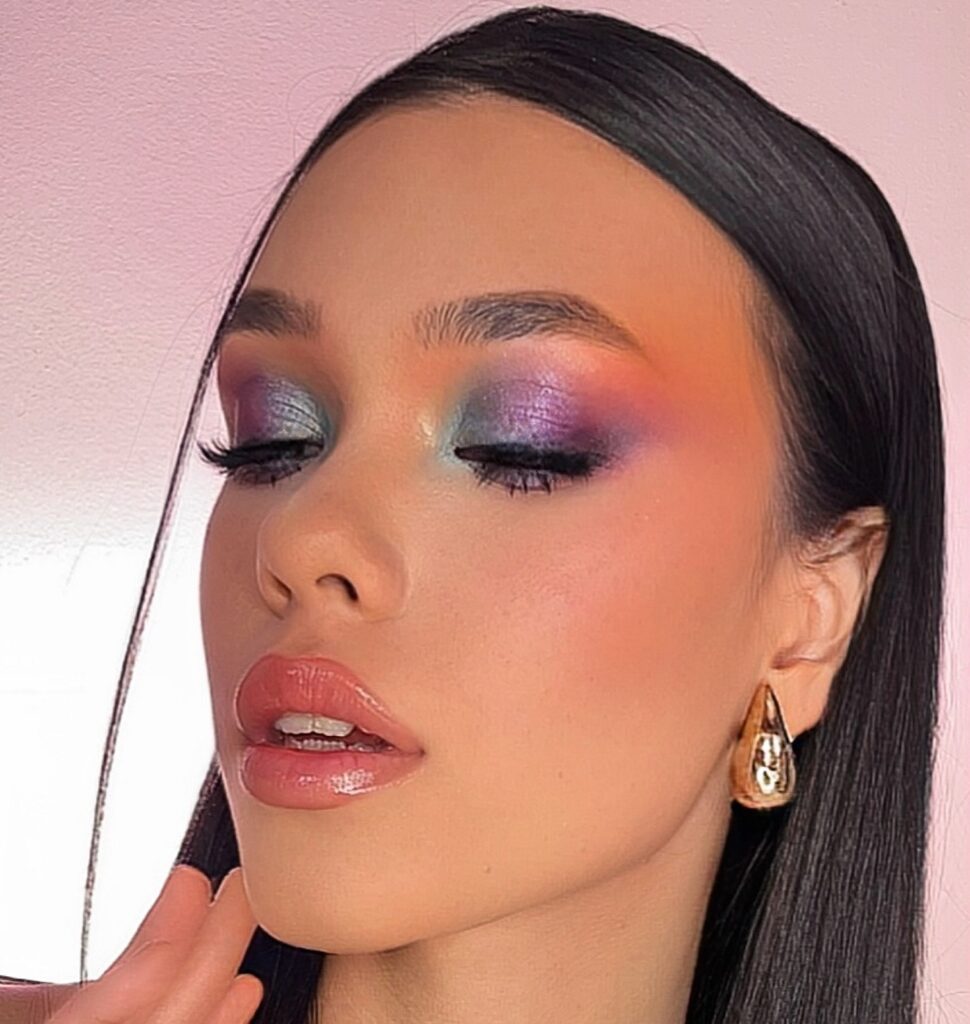 Maquillaje profesional editorial con sombras moradas y verdes y piel luminosa