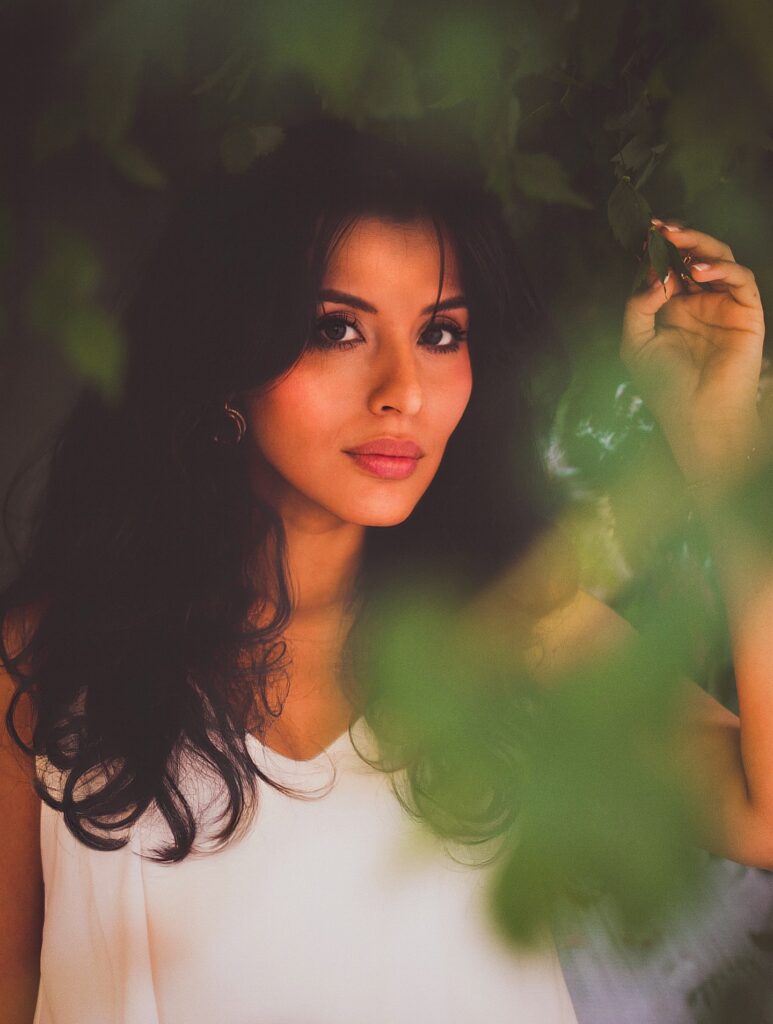 Retrato de mujer con maquillaje profesional natural y acabado luminoso