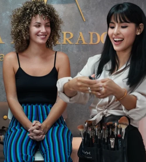 academia de maquillaje profesional enseñando uso de herramientas y brochas