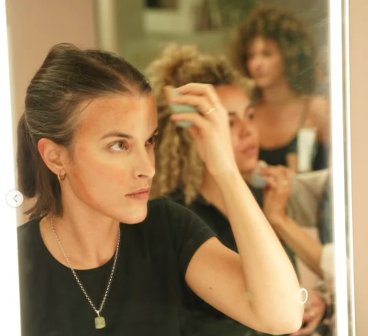 curso de maquillaje profesional con práctica real de alumna frente al espejo