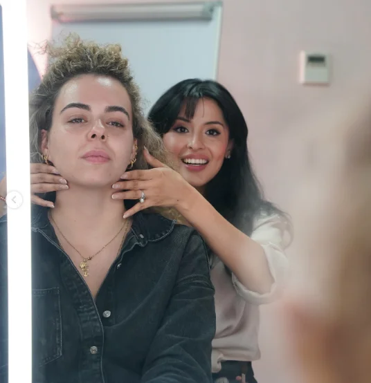estudiar maquillaje profesional con técnicas de piel en práctica real