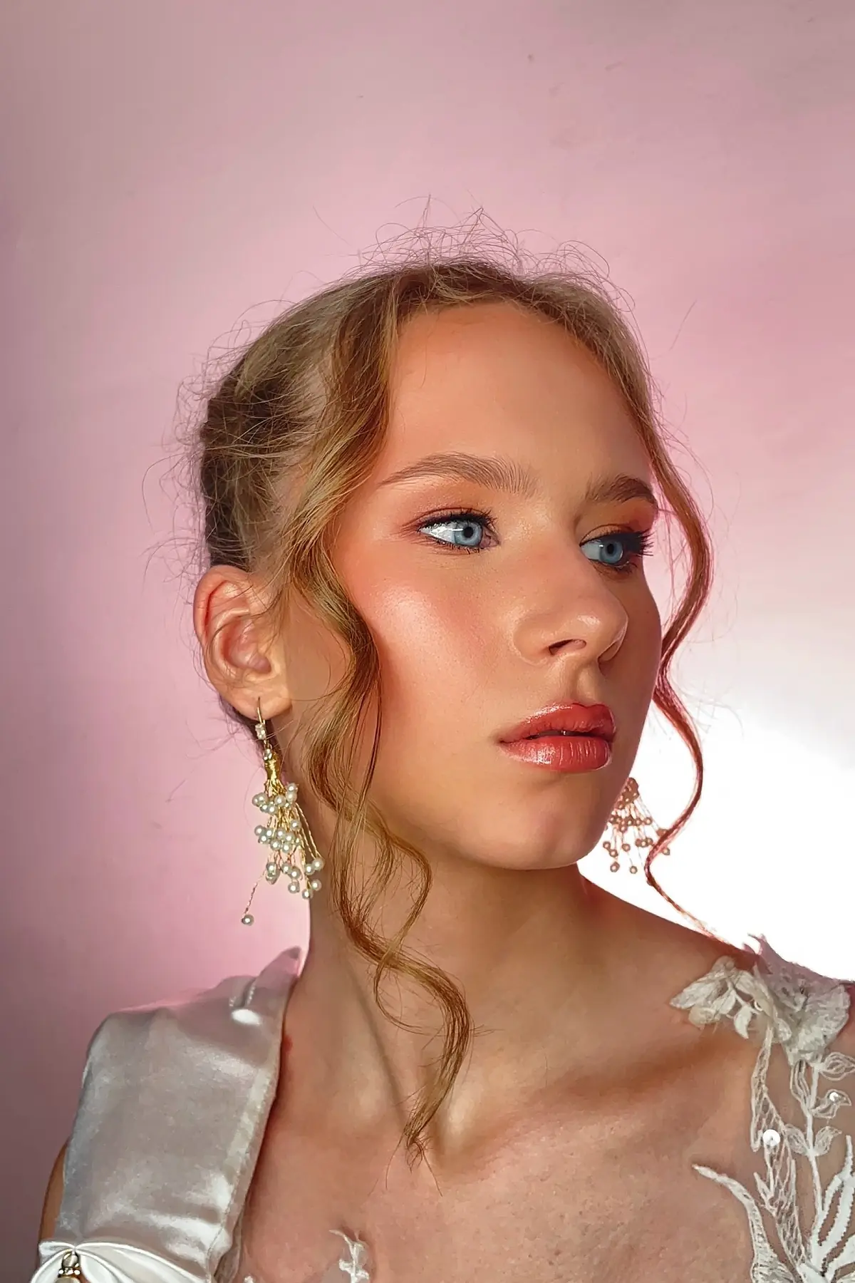 Modelo con maquillaje luminoso de acabado profesional para cámara