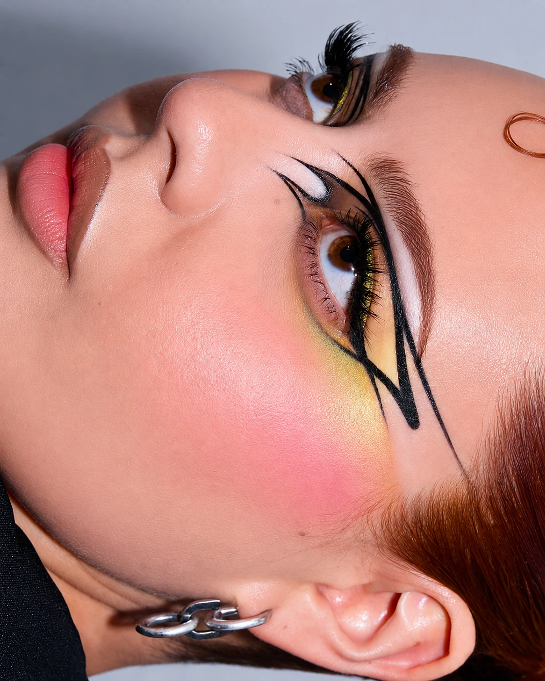 Maquillaje gráfico con armonías de color