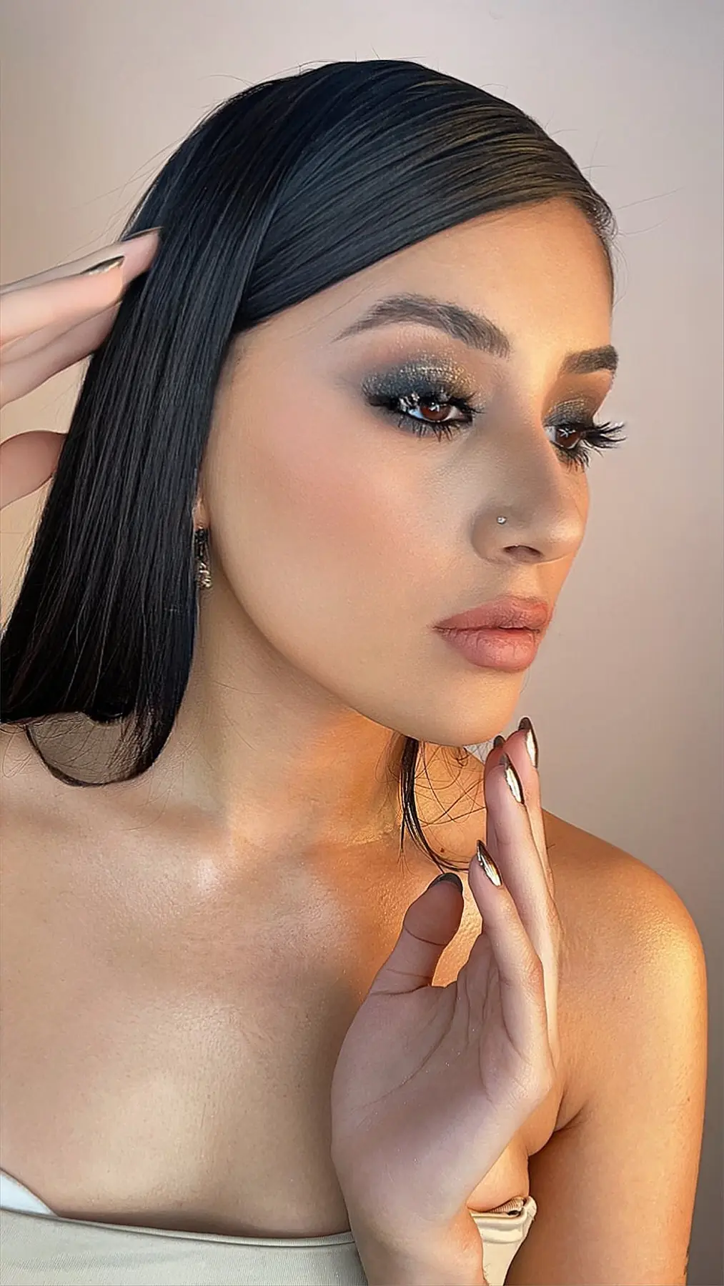 Modelo con maquillaje de ojos ahumado para fotografía y publicidad