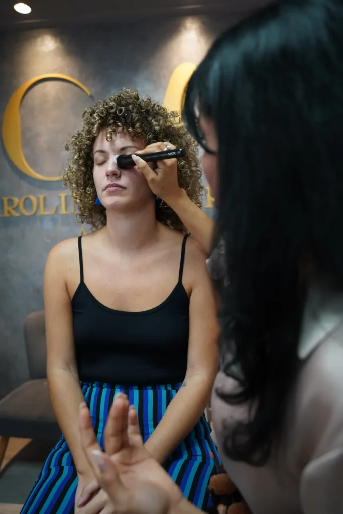 Maquilladora profesional preparando la piel de una clienta en C.A. Academy