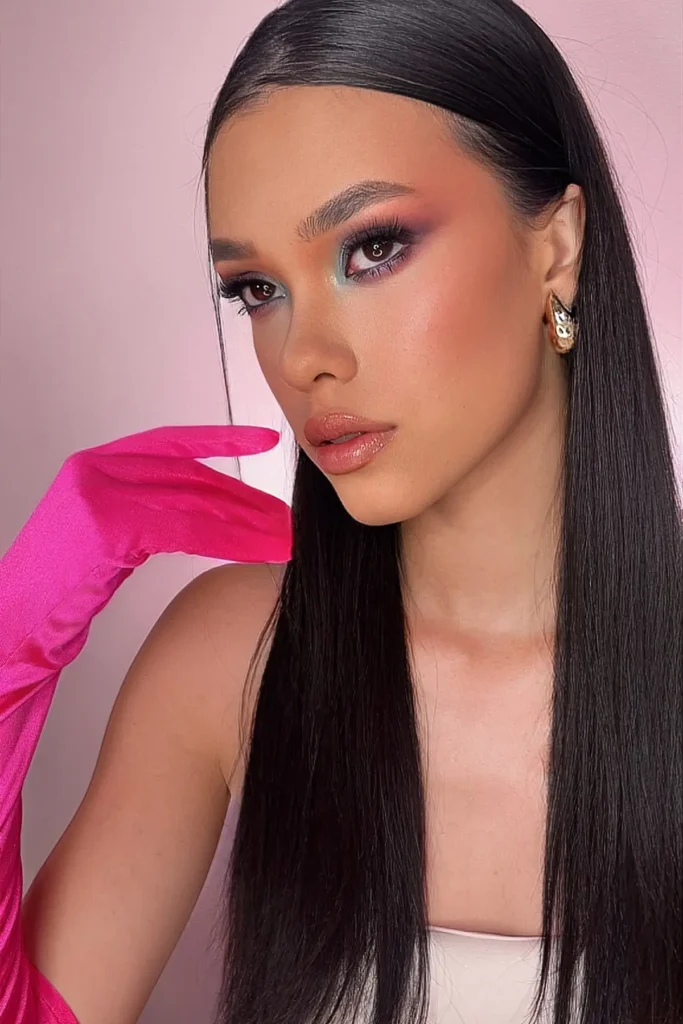 Modelo con maquillaje profesional de piel luminosa y ojos en tonos rosados