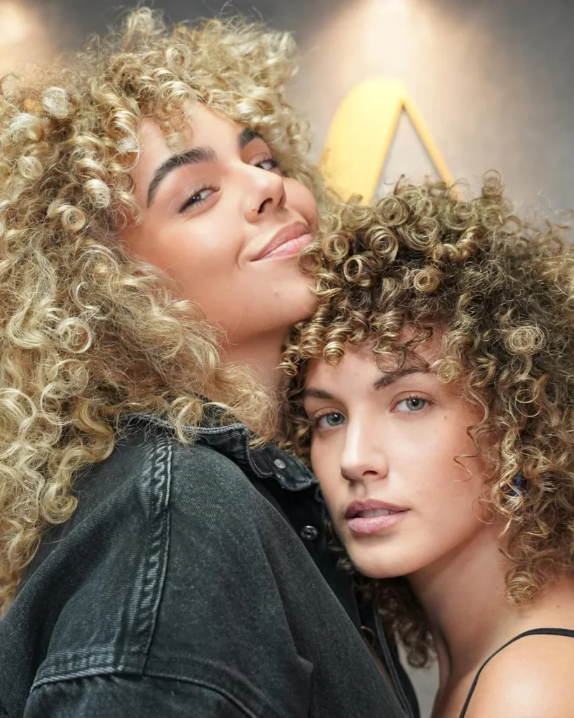 Retrato de dos modelos con rasgos y tonos de piel diferentes después de una sesión de maquillaje