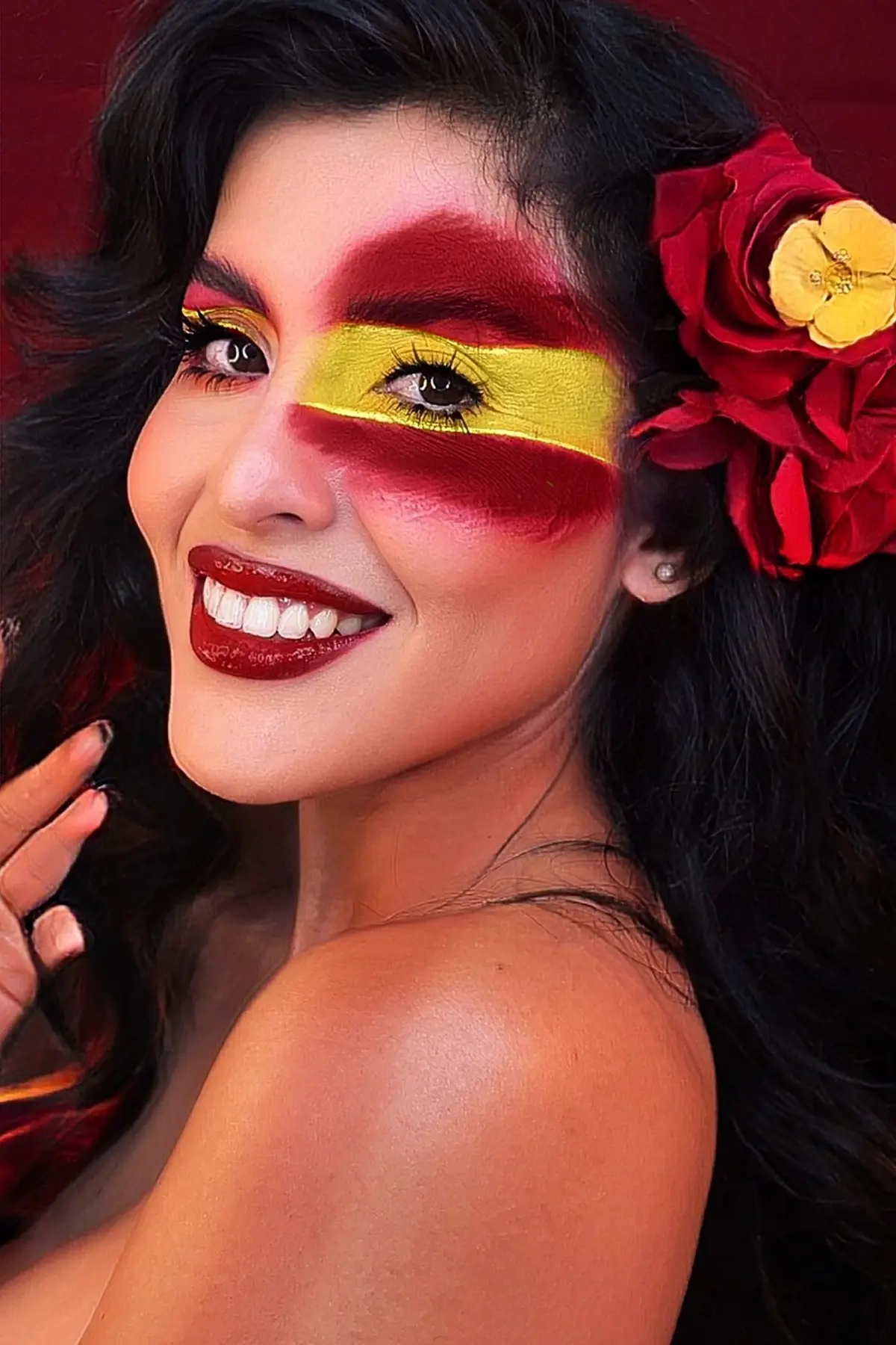 Clienta satisfecha después de un maquillaje profesional Clienta satisfecha después de un maquillaje profesional