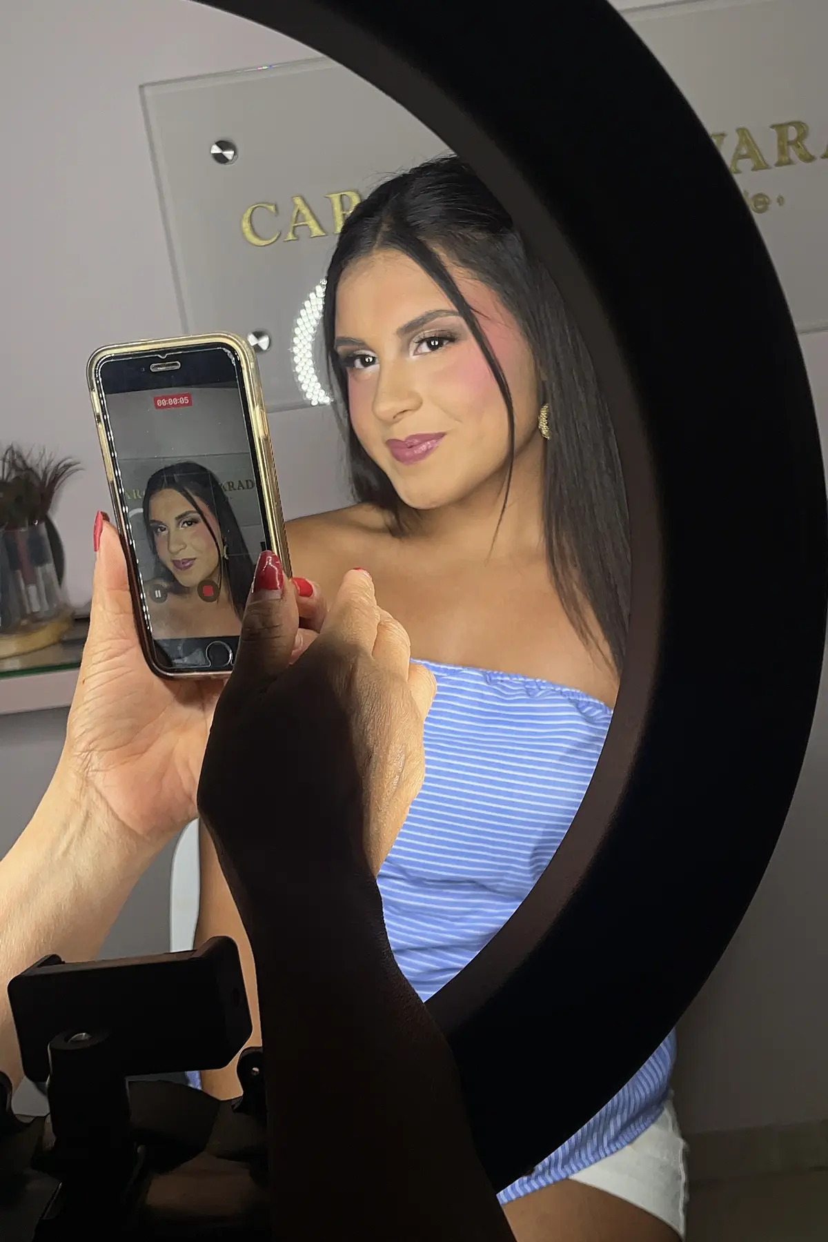 Experiencia de cliente durante un servicio de maquillaje profesional Maquilladora trabaja con una modelo en un estudio preparado para fotografía